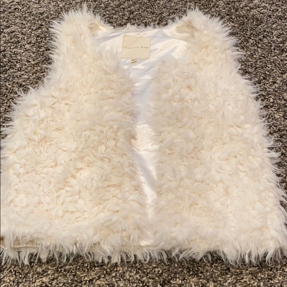 Girls furry vest. Sz 6. Super cute